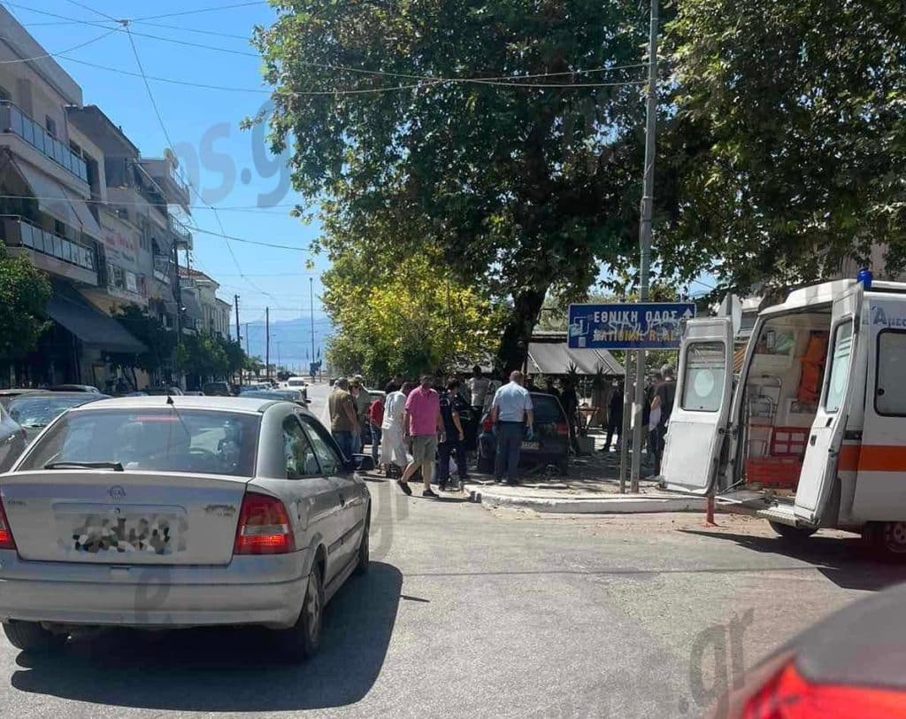Αυτοκίνητο έπεσε πάνω σε πλάτανο στην πλατεία Στυλίδας Αυτοκίνητο έπεσε πάνω σε πλάτανο στην πλατεία Στυλίδας