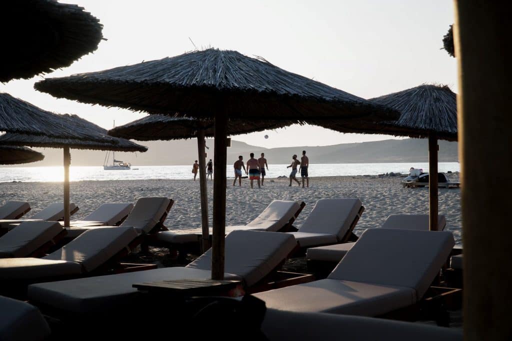 Εξαπλώνεται το «Κίνημα της Πετσέτας»: Σωματοφύλακες στις παραλίες και ξαπλώστρες στο κύμα με 120€