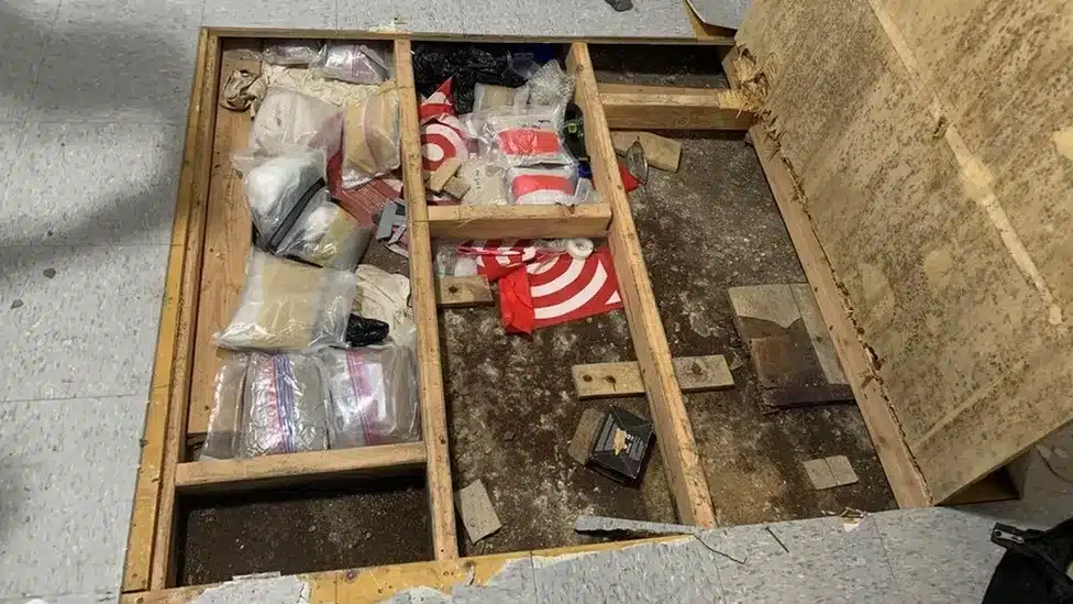 Η αστυνομία της Νέας Υόρκης βρήκε ναρκωτικά κρυμμένα σε καταπακτή μέσα σε νηπιαγωγείο Η αστυνομία της Νέας Υόρκης βρήκε ναρκωτικά κρυμμένα σε καταπακτή μέσα σε νηπιαγωγείο