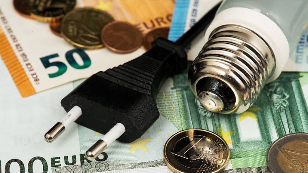 Επιδότηση στο ρεύμα και τον Οκτώβριο για νοικοκυριά, ευάλωτους καταναλωτές και αγρότες