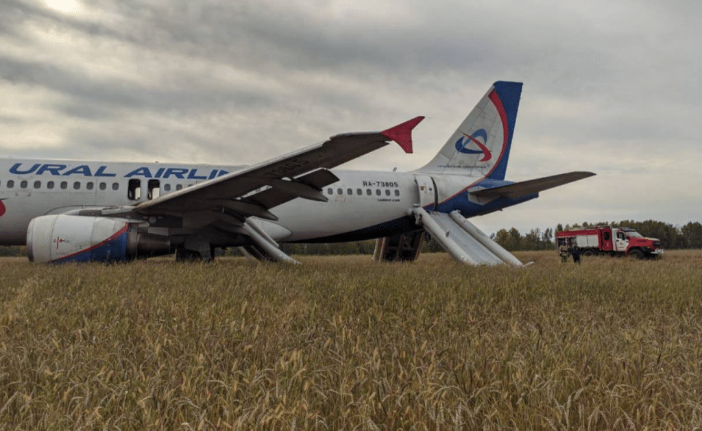 Ρωσία: Κατεπείγουσα προσγείωση Airbus A320 σε λιβάδι (video) Ρωσία: Κατεπείγουσα προσγείωση Airbus A320 σε λιβάδι (video)