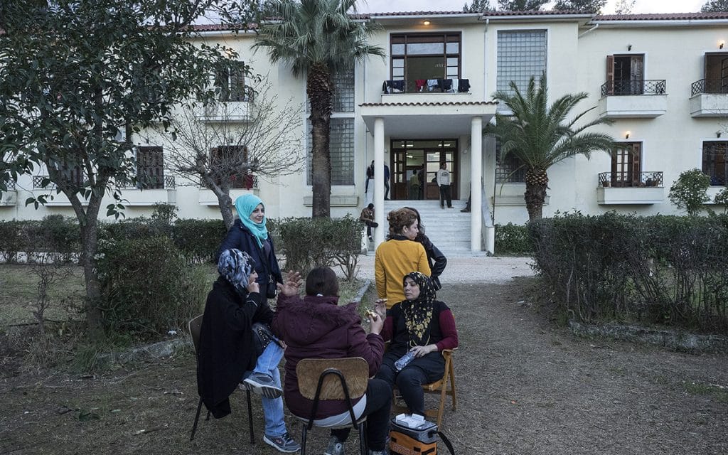 Έκλεισε, ξανάνοιξε το camp Θερμοπυλών – Μεταφέρονται 300 πρόσφυγες από το Κουτσόχερο Θεσσαλίας