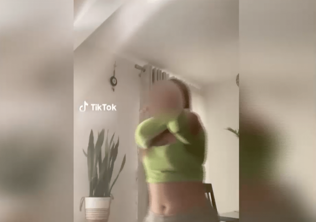 Σοκαριστικό βίντεο από τον βάναυσο ξυλοδαρμό 14χρονου από 15χρονη – Το ανήρτησε η ίδια στο TikTok αμέσως μόλις αφέθηκε ελεύθερη
