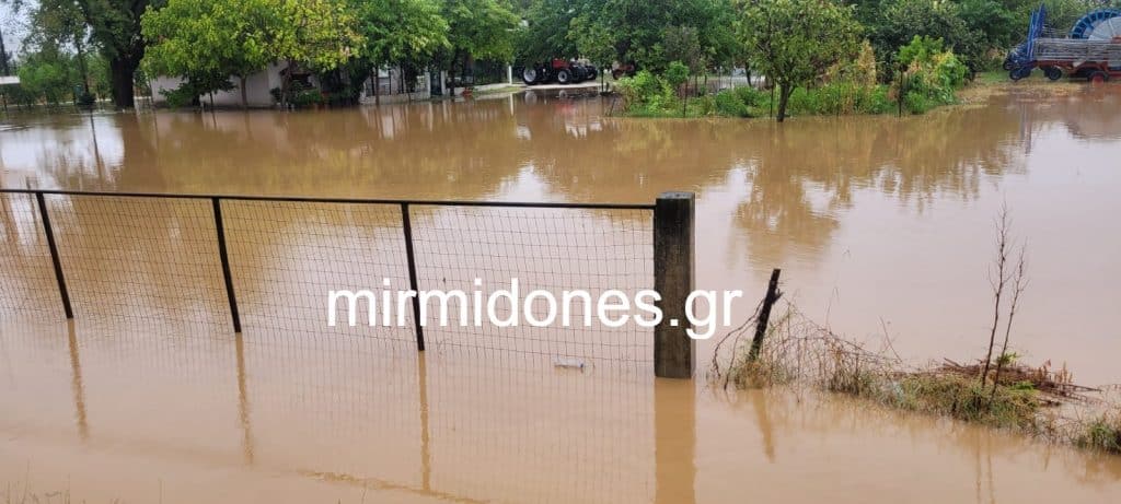 Προσπάθεια απεγκλωβισμού ηλικιωμένης με κινητικά προβλήματα στη Σοφιάδα. Προσπάθεια απεγκλωβισμού ηλικιωμένης με κινητικά προβλήματα στη Σοφιάδα.