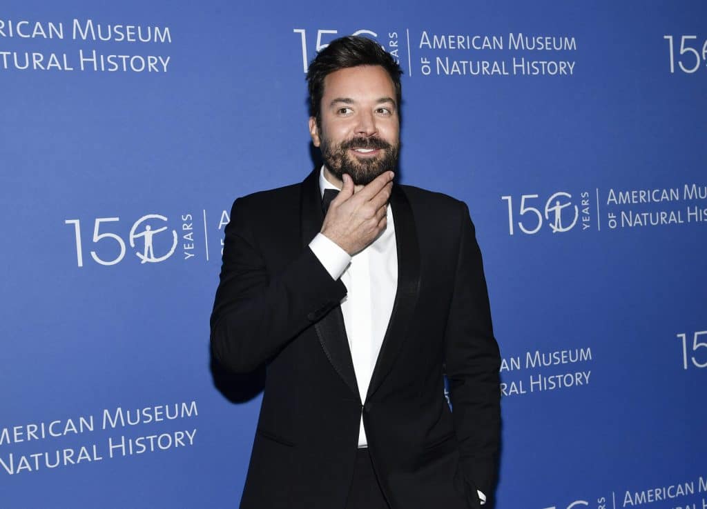 Ξανά στο “The Tonight Show” ο Τζίμι Φάλον, με μήνυμα αλληλεγγύης στους σεναριογράφους, μετά την απεργία Ξανά στο “The Tonight Show” ο Τζίμι Φάλον, με μήνυμα αλληλεγγύης στους σεναριογράφους, μετά την απεργία