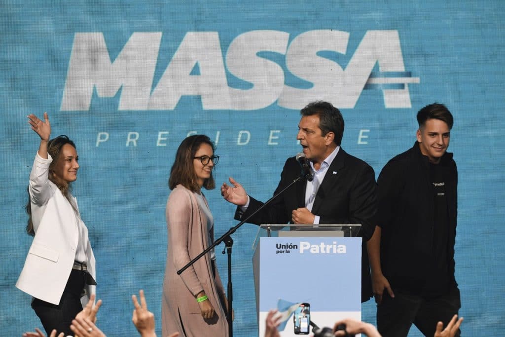 Αργεντινή: Προβάδισμα 8 μονάδων για τον περονιστή Σ. Μάσα, στον 2ο γύρο των εκλογών, δίνει δημοσκόπηση Αργεντινή: Προβάδισμα 8 μονάδων για τον περονιστή Σ. Μάσα, στον 2ο γύρο των εκλογών, δίνει δημοσκόπηση