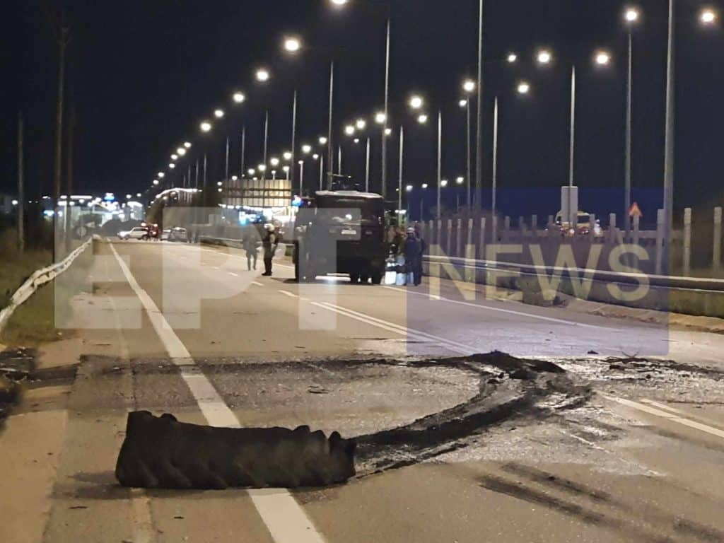 Επεισόδια με Ρομά σε Μέγαρα και βόρεια Ελλάδα για τον 17χρονο που έπεσε νεκρός από πυρά αστυνομικού Επεισόδια με Ρομά σε Μέγαρα και βόρεια Ελλάδα για τον 17χρονο που έπεσε νεκρός από πυρά αστυνομικού