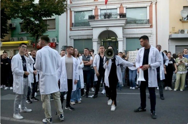Η Αλβανία προσπαθεί να σταματήσει τη φυγή των νέων γιατρών Η Αλβανία προσπαθεί να σταματήσει τη φυγή των νέων γιατρών