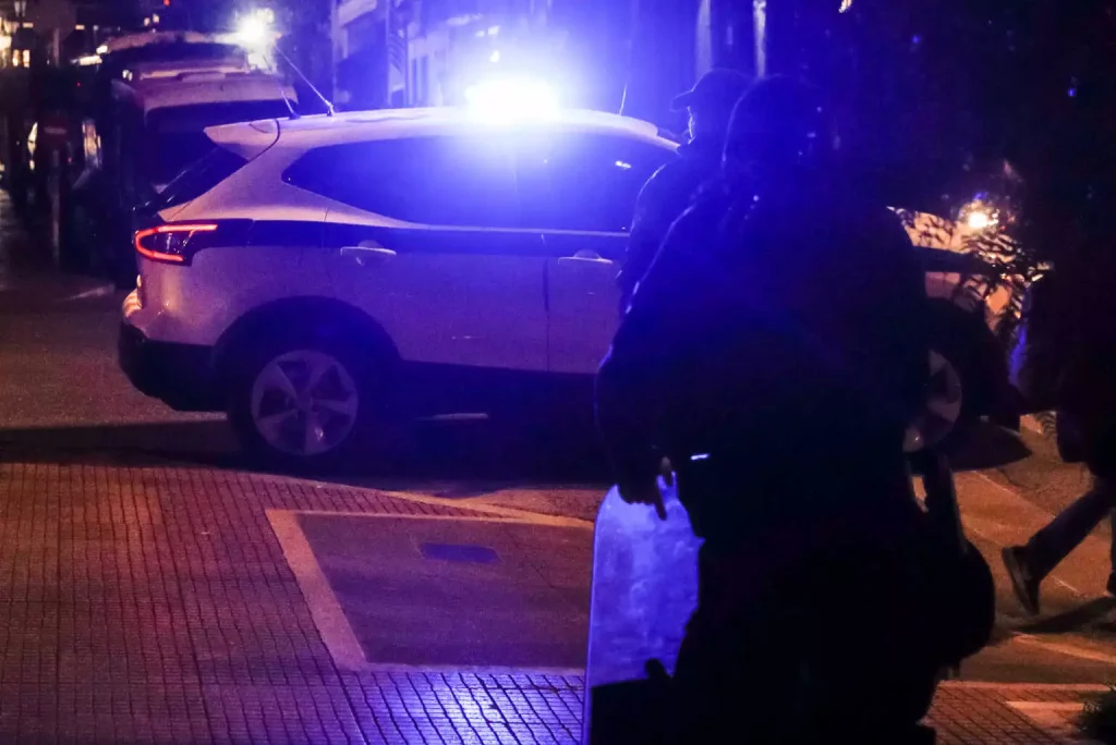 Εξάρχεια: Ο Γιάννης Οικονόμου «καρατόμησε» τον Διοικητή του ΤΑ Ωρωπού για τον «δράκο»