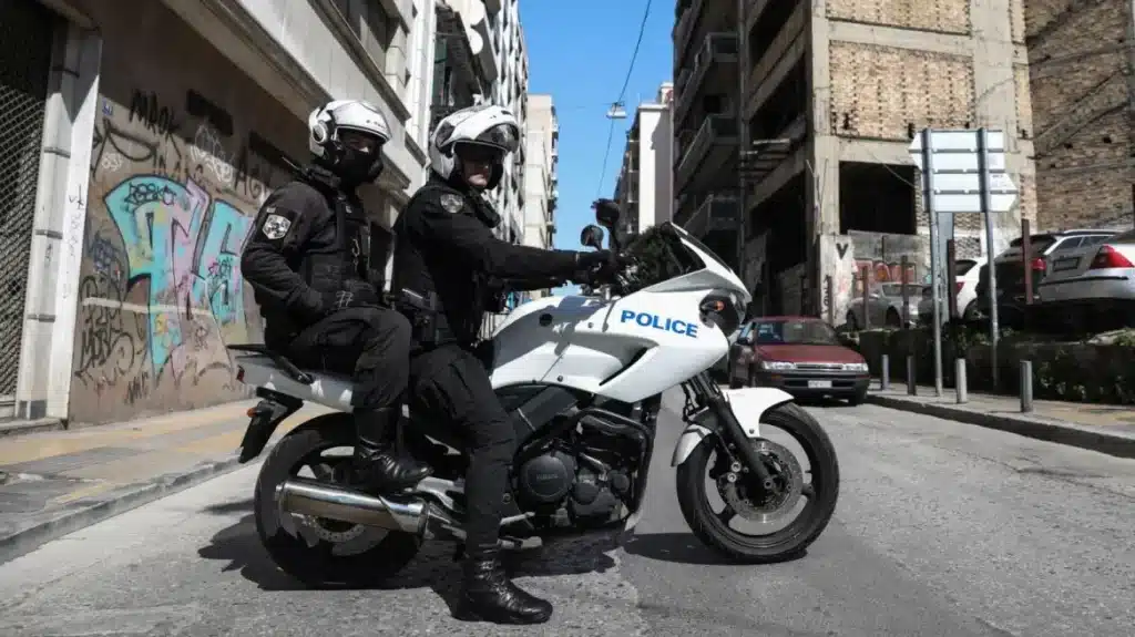Θεσσαλονίκη: Πήγε να πιάσει τη σύντροφό του με τον εραστή της και τον ξυλοκόπησε άγνωστος επειδή έκλεισε τον δρόμο