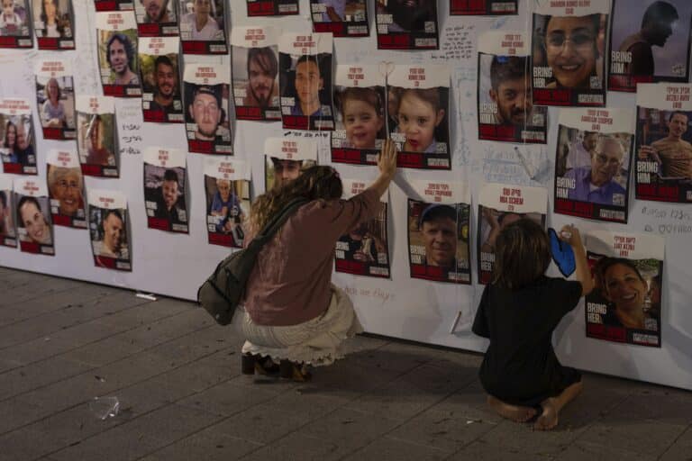 Washington Post: Κοντά σε συμφωνία για απελευθέρωση δεκάδων ομήρων από τη Χαμάς σε αντάλλαγμα για «πενθήμερη παύση πυρός» Washington Post: Κοντά σε συμφωνία για απελευθέρωση δεκάδων ομήρων από τη Χαμάς σε αντάλλαγμα για «πενθήμερη παύση πυρός»