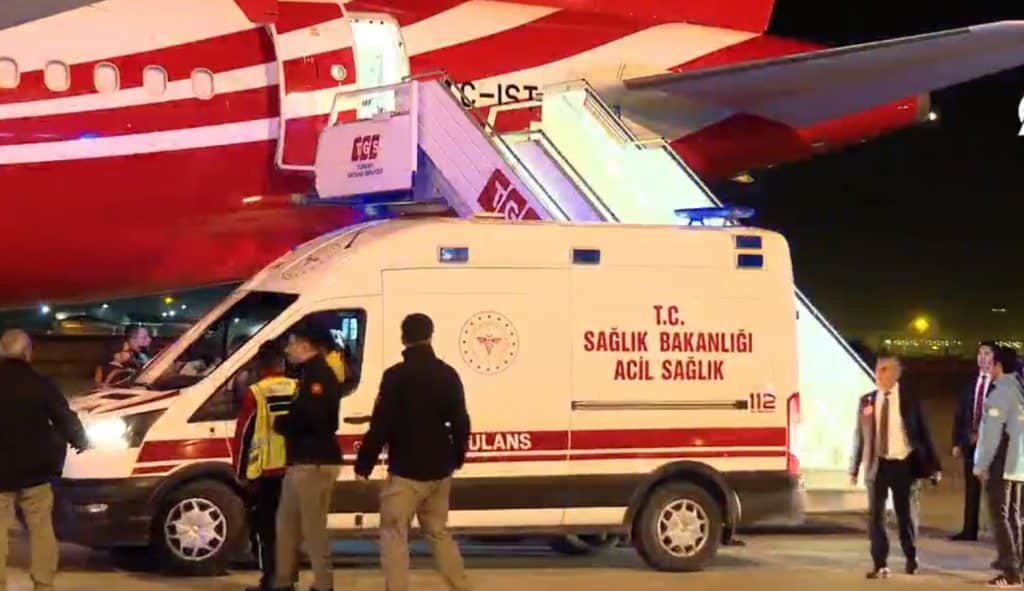 Στην Τουρκία έφτασαν τα μεσάνυχτα 27 καρκινοπαθείς από τη Λωρίδα της Γάζας Στην Τουρκία έφτασαν τα μεσάνυχτα 27 καρκινοπαθείς από τη Λωρίδα της Γάζας
