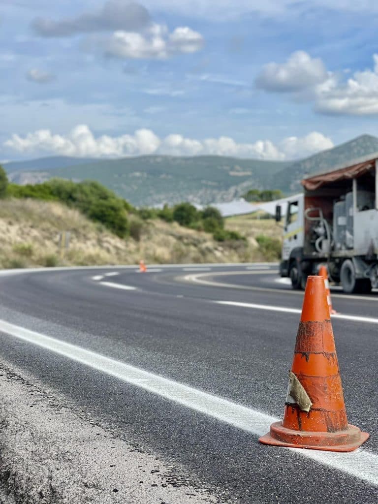 Δελτίο Τύπου Αντιπεριφερειάρχη Π.Ε. Φθιώτιδας Ηλία Κ. Σανίδα, για την ασφαλτόστρωση με αντιολισθηρό τάπητα.