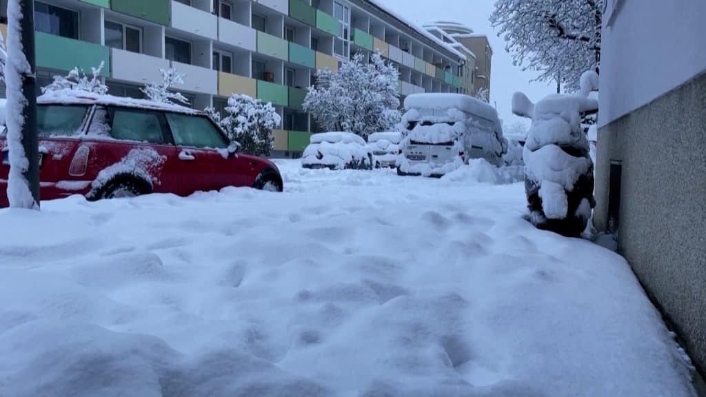 Βίντεο: Βαρύ χιόνι σκεπάζει τη Βαυαρία ακινητοποιώντας τρένα και αεροπλάνα
