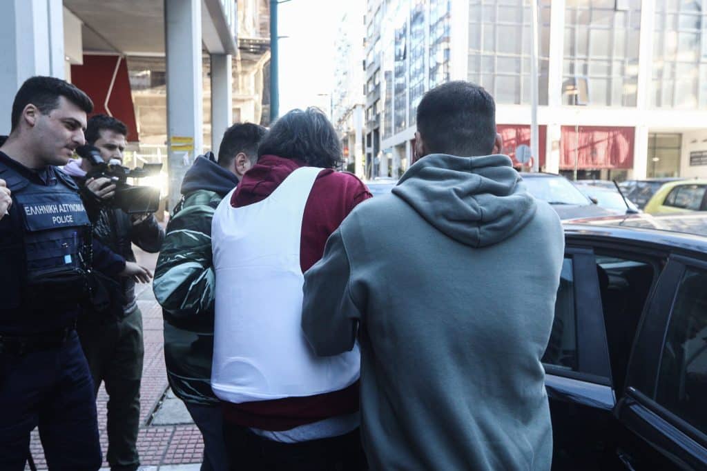 Στις 11 στον ανακριτή ο γυναικοκτόνος της Σαλαμίνας – Είχε καταδικαστεί για ενδοοικογενειακή βία, είχε αλλάξει ταυτότητα και δεν τον έβρισκαν οι Αρχές Στις 11 στον ανακριτή ο γυναικοκτόνος της Σαλαμίνας – Είχε καταδικαστεί για ενδοοικογενειακή βία, είχε αλλάξει ταυτότητα και δεν τον έβρισκαν οι Αρχές