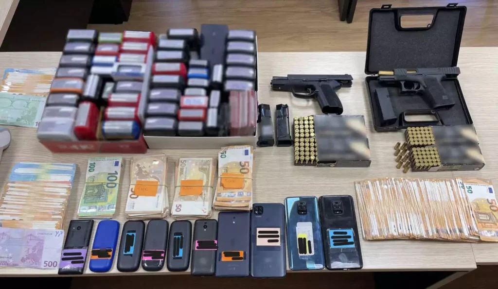 Έστησαν απάτες με ΦΠΑ και επιστρέπτεες προκαταβολές και «φέσωσαν» το Δημόσιο με δεκάδες εκατ. ευρώ – 11 συλλήψεις Έστησαν απάτες με ΦΠΑ και επιστρέπτεες προκαταβολές και «φέσωσαν» το Δημόσιο με δεκάδες εκατ. ευρώ – 11 συλλήψεις