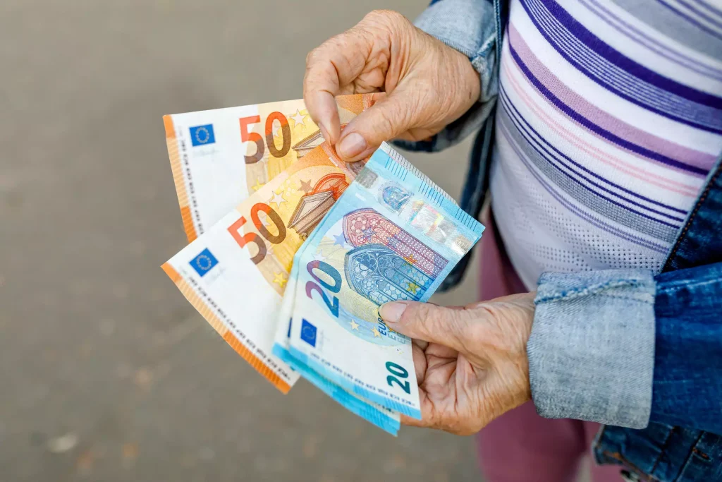 Συνταξιούχοι: Καταβάλλονται σήμερα 100 – 200 ευρώ σε συνταξιούχους με προσωπική διαφορά