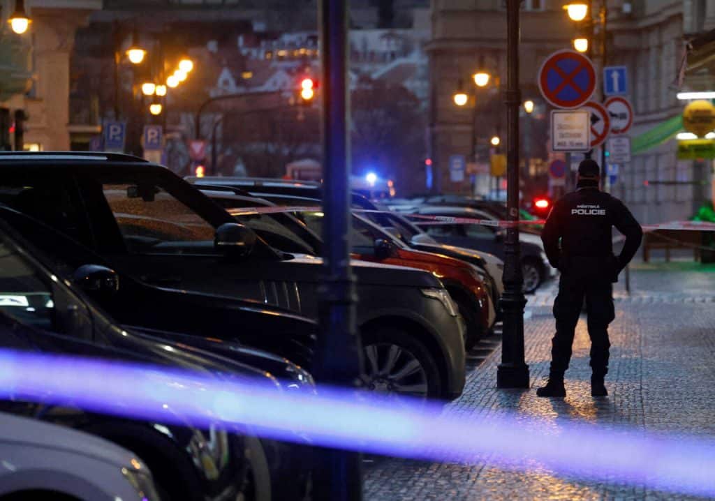 Μακελειό στην Πράγα: Τουλάχιστον 11 νεκροί και πάνω από 30 οι τραυματίες από τους πυροβολισμούς σε πανεπιστήμιο Μακελειό στην Πράγα: Τουλάχιστον 11 νεκροί και πάνω από 30 οι τραυματίες από τους πυροβολισμούς σε πανεπιστήμιο