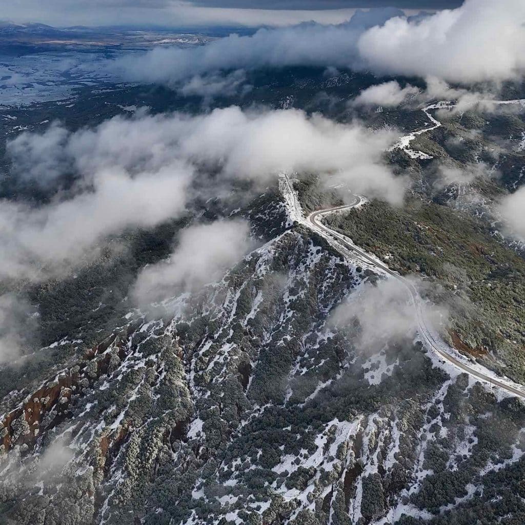 Πανέμορφες εικόνες από drone στο χιονισμένο δρόμο Λαμίας-Δομοκού
