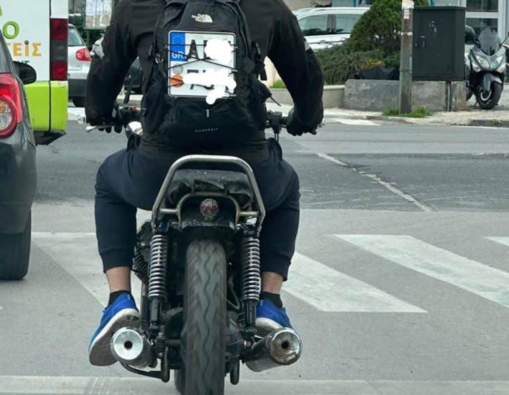 Ηράκλειο: Απίστευτος οδηγός μηχανής έβαλε την πινακίδα κυκλοφορίας στην πλάτη Ηράκλειο: Απίστευτος οδηγός μηχανής έβαλε την πινακίδα κυκλοφορίας στην πλάτη