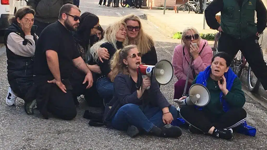 «Πού είναι ο Μπάμπης»: Οργή συγγενών έξω από το ΑΤ που καταθέτει ο κρεοπώλης – Πιθανή σύλληψη εντός της ημέρας