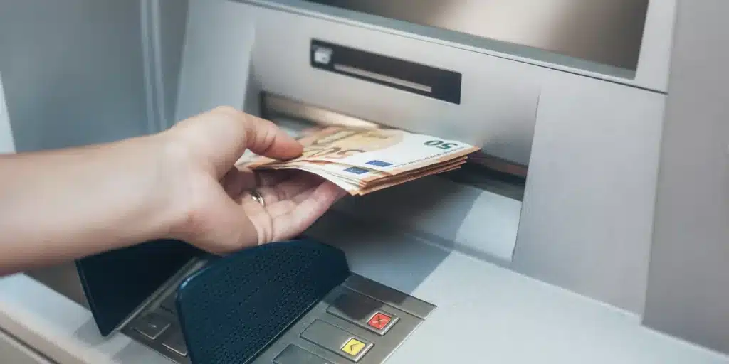 Μειώσεις στις τραπεζικές προμήθειες στα ΑΤΜ λόγω Επιτροπής Ανταγωνισμού -Αναλυτικά τι ισχύει από την Πρωτοχρονιά