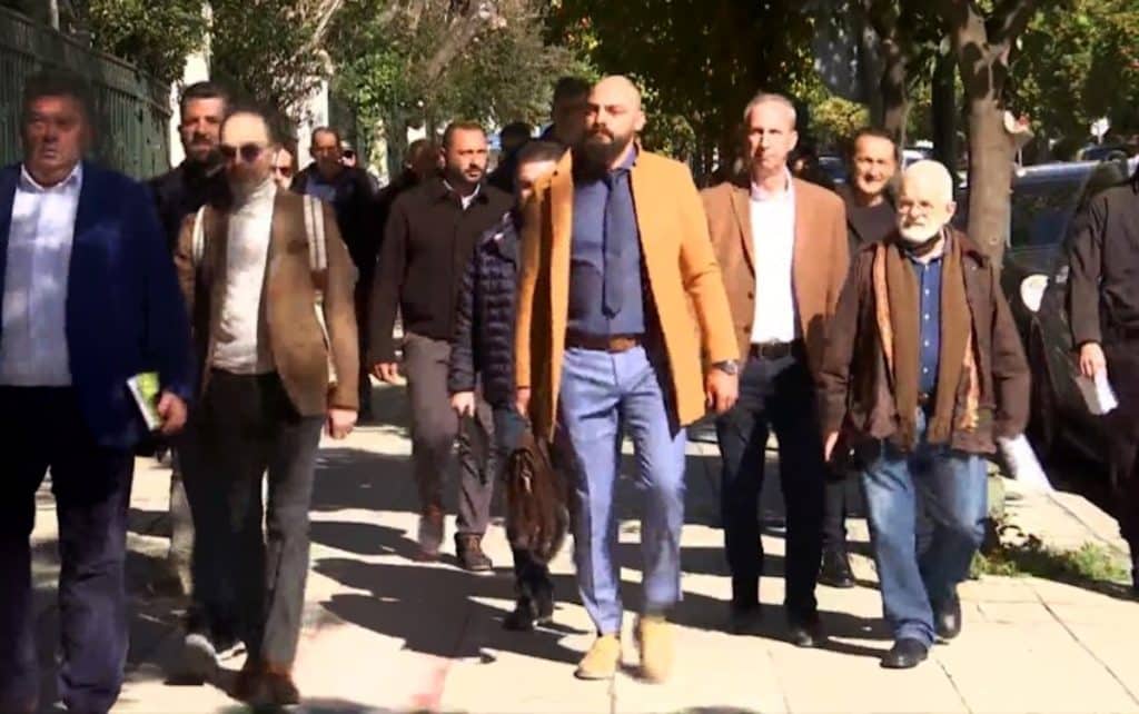Έφτασαν οι αγρότες στο Μαξίμου για τη συνάντηση με τον Κυριάκο Μητσοτάκη