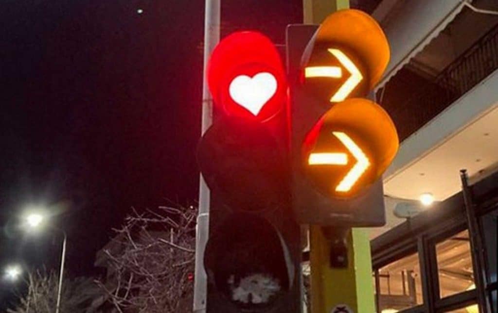 Ποιο ερωτευμένο ζευγάρι από το Δομοκό  βρίσκεται πίσω από τις καρδούλες στα φανάρια της Λαμίας ;