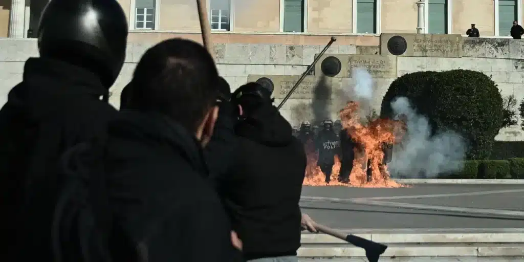 Επεισόδια στο πανεκπαιδευτικό συλλαλητήριο -Μολότοφ μπροστά από τον Άγνωστο Στρατιώτη, πληροφορίες για 8 τραυματίες Επεισόδια στο πανεκπαιδευτικό συλλαλητήριο -Μολότοφ μπροστά από τον Άγνωστο Στρατιώτη, πληροφορίες για 8 τραυματίες
