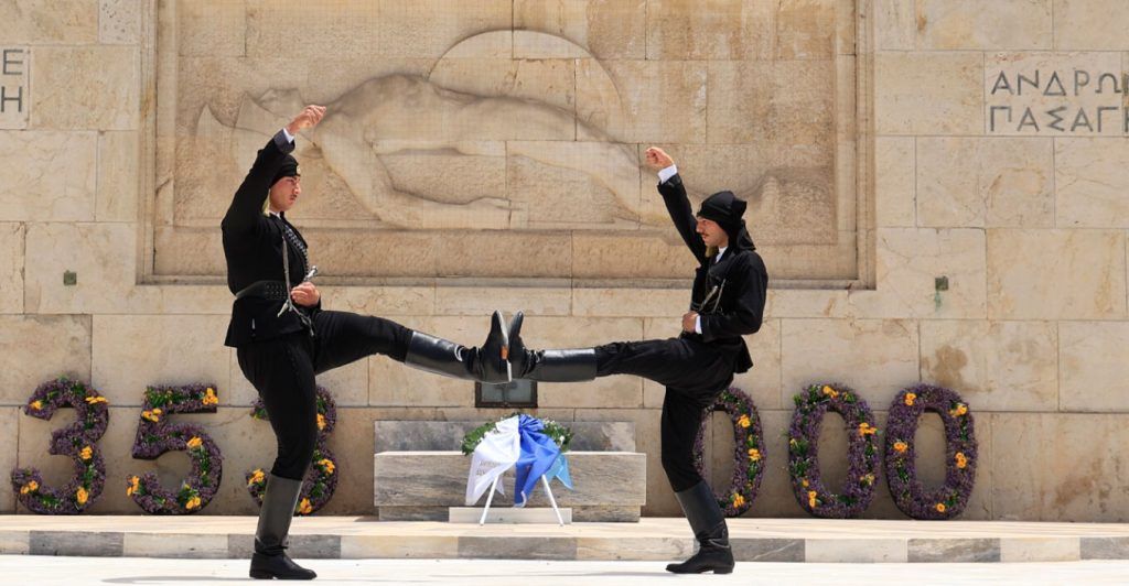 Οι εύζωνες φόρεσαν ποντιακά – Δείτε πώς η Προεδρική Φρουρά τίμησε τη Γενοκτονία των Ποντίων