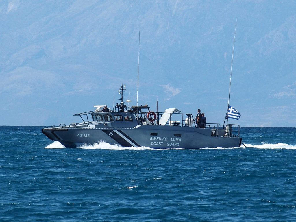 Θρίλερ στον Σχινιά: Βρέθηκε πτώμα να επιπλέει στην θάλασσα με ένα βαρίδι δέκα κιλών στο πόδι του