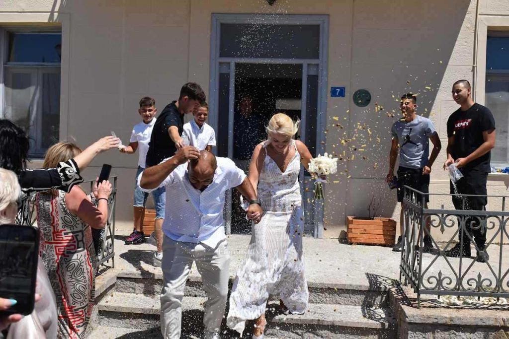 Viral γάμος στη Λήμνο: Πέταξαν στο νεόνυμφο ζευγάρι μακαρονάκι κοφτό και σκυλοτροφή