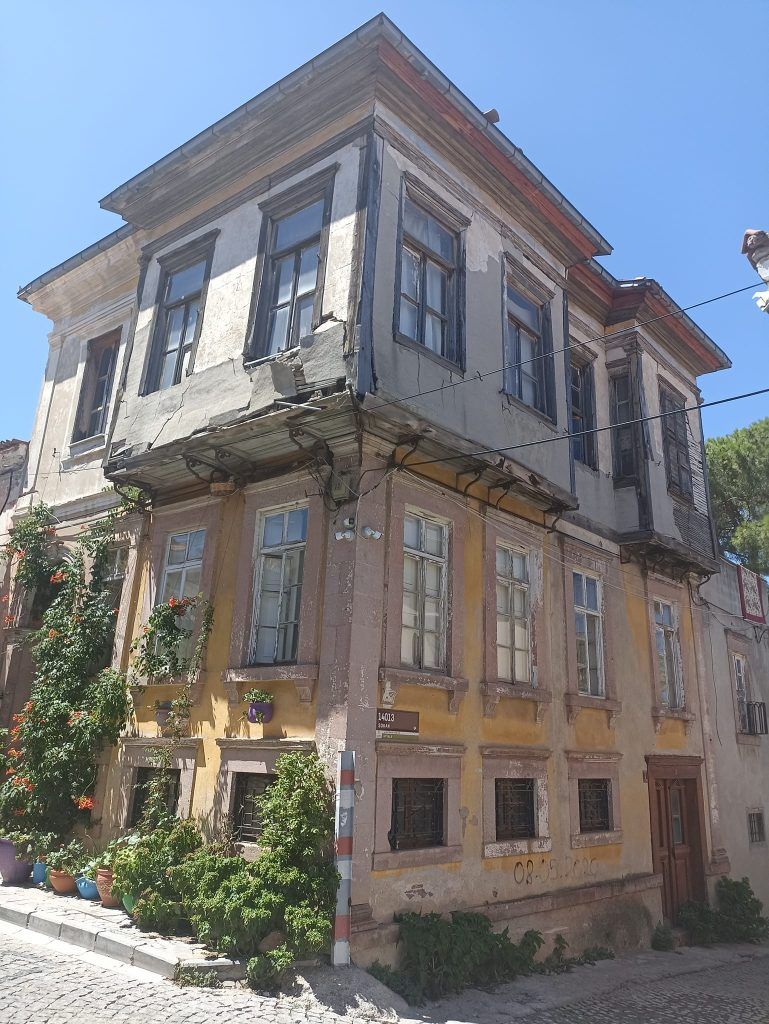 102 χρόνια μετά την Μικρασιατική Καταστροφή, αφημένο στην τύχη του καταρρέει το σπίτι του Ηλία Βενέζη στο Αϊβαλί μαζί με την Αγία Τριάδα: Κανείς δεν ενδιαφέρεται ένθεν κακείθεν 102 χρόνια μετά την Μικρασιατική Καταστροφή, αφημένο στην τύχη του καταρρέει το σπίτι του Ηλία Βενέζη στο Αϊβαλί μαζί με την Αγία Τριάδα: Κανείς δεν ενδιαφέρεται ένθεν κακείθεν