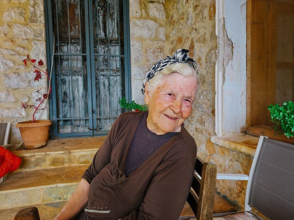 Η «Κυρά της Χειμάρρας» φροντίζει τους τάφους έξι Ελλήνων που σκοτώθηκαν το 1941