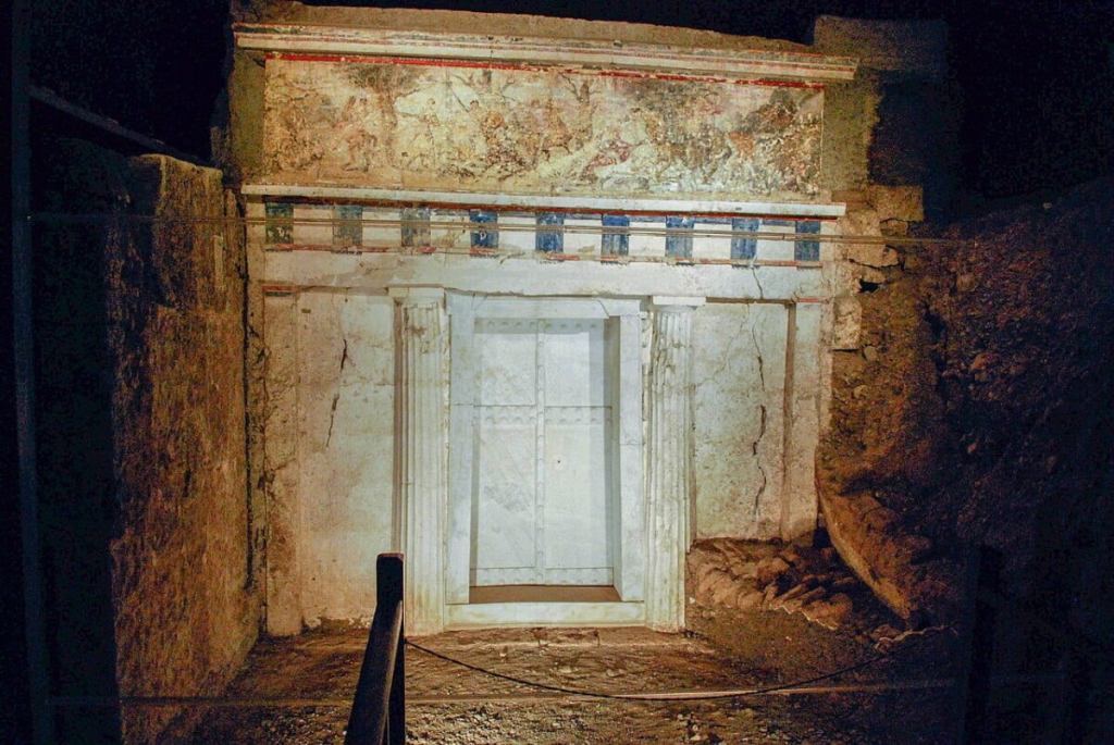Αρχαιολόγοι υποστηρίζουν ότι ταυτοποίησαν τον ιερό χιτώνα του Μεγάλου Αλεξάνδρου σε έναν από τους βασιλικούς τάφους στη Βεργίνα – Η ανακάλυψη που αλλάζει τα δεδομένα