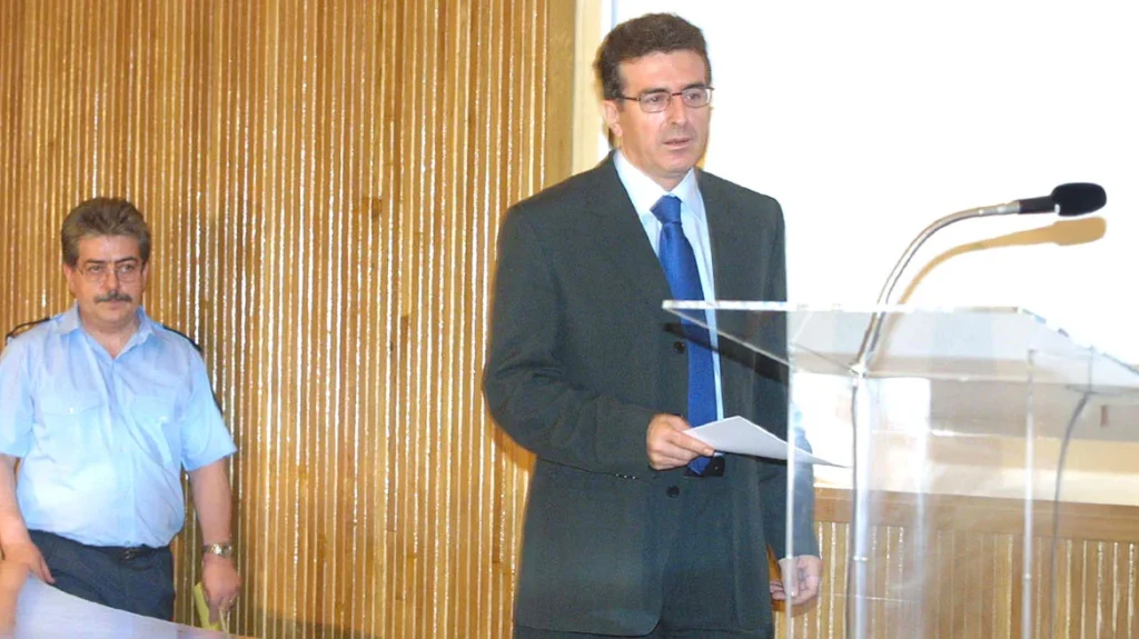 Μιχάλης Χρυσοχοΐδης: Ο πληροφοριοδότης «Χι» και ο ρόλος του στην εξάρθρωση της 17Ν, πώς έβαλε στο κάδρο τον Γιωτόπουλο.