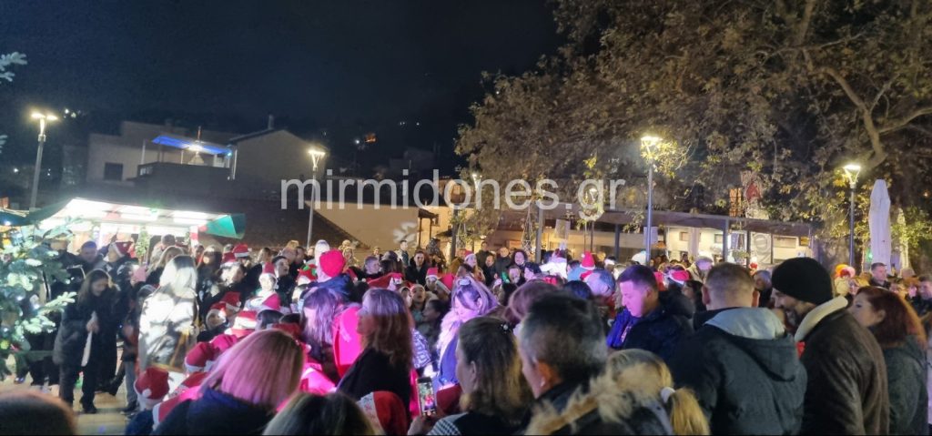Γιορτινή ατμόσφαιρα στο άναμμα του Χριστουγεννιάτικου Δέντρου στο Δομοκό