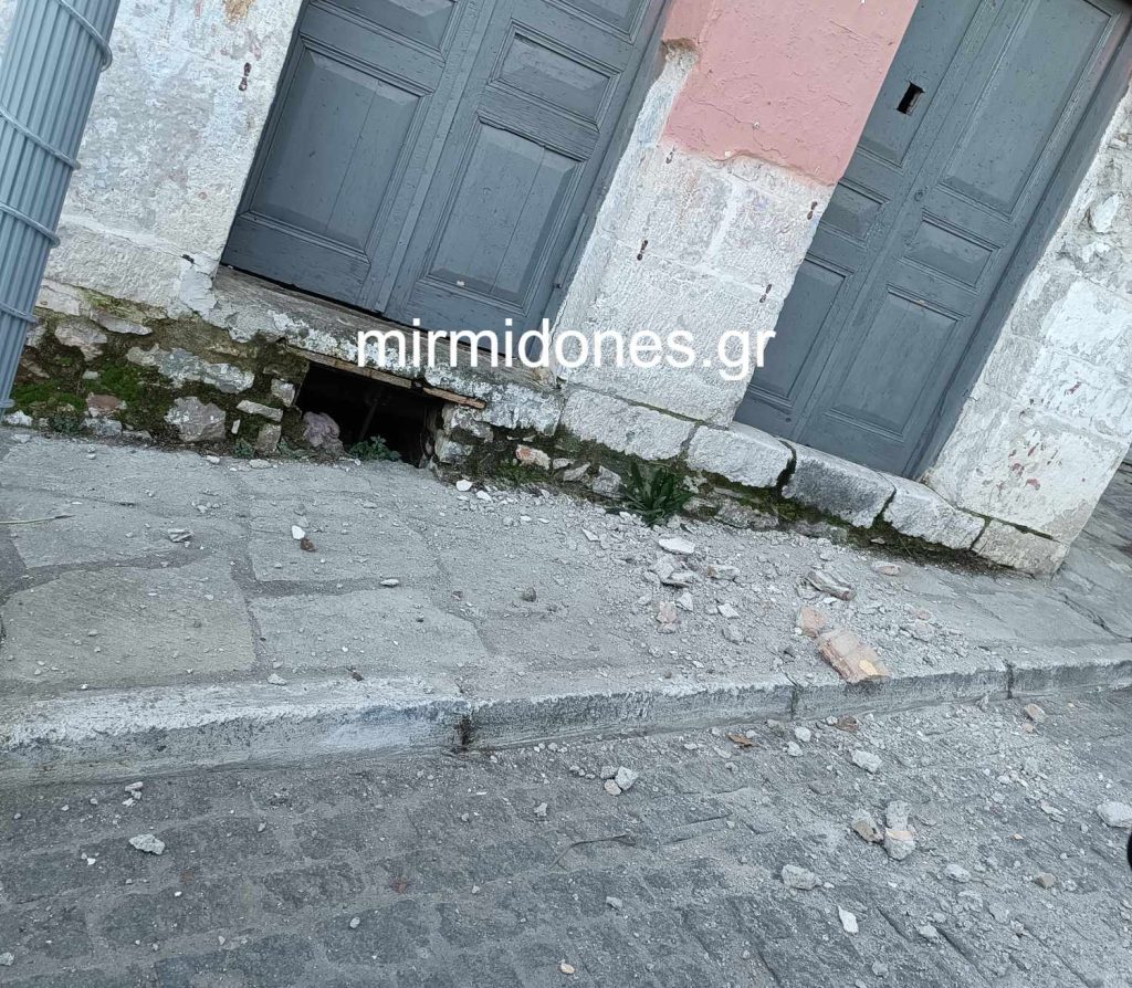 Πέφτουν σοβάδες από εγκαταλελειμμένο κτήριο στο κέντρο του Δομοκού