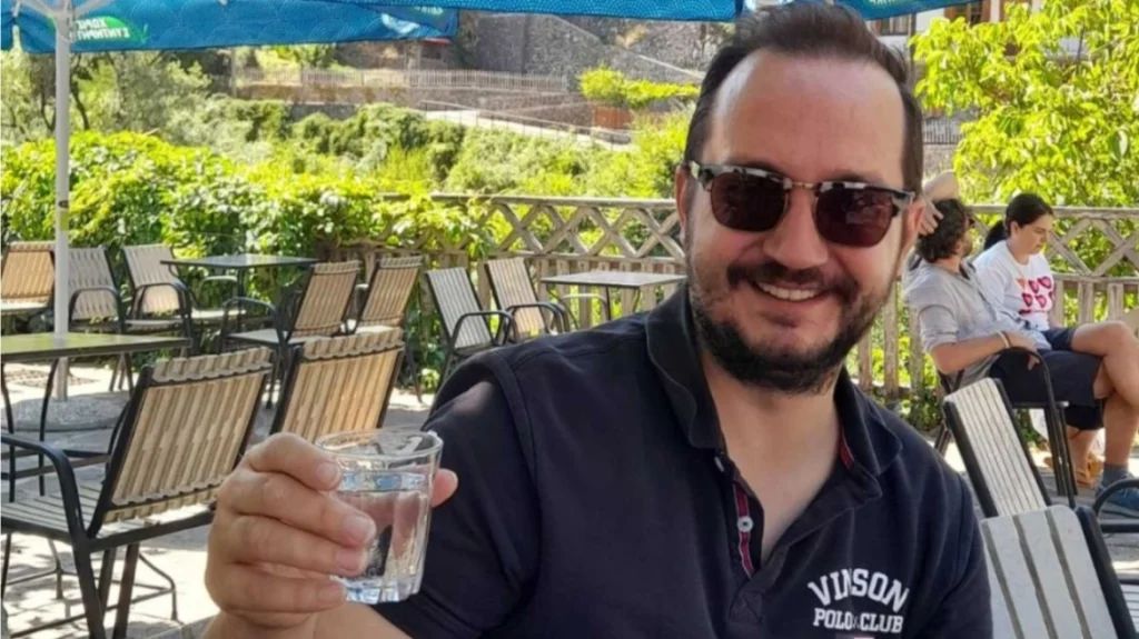 Για έγκλημα μιλάει σε νυχτερινή ανάρτησή της η μητέρα του 39χρονου Βασίλη Καλογήρου Για έγκλημα μιλάει σε νυχτερινή ανάρτησή της η μητέρα του 39χρονου Βασίλη Καλογήρου