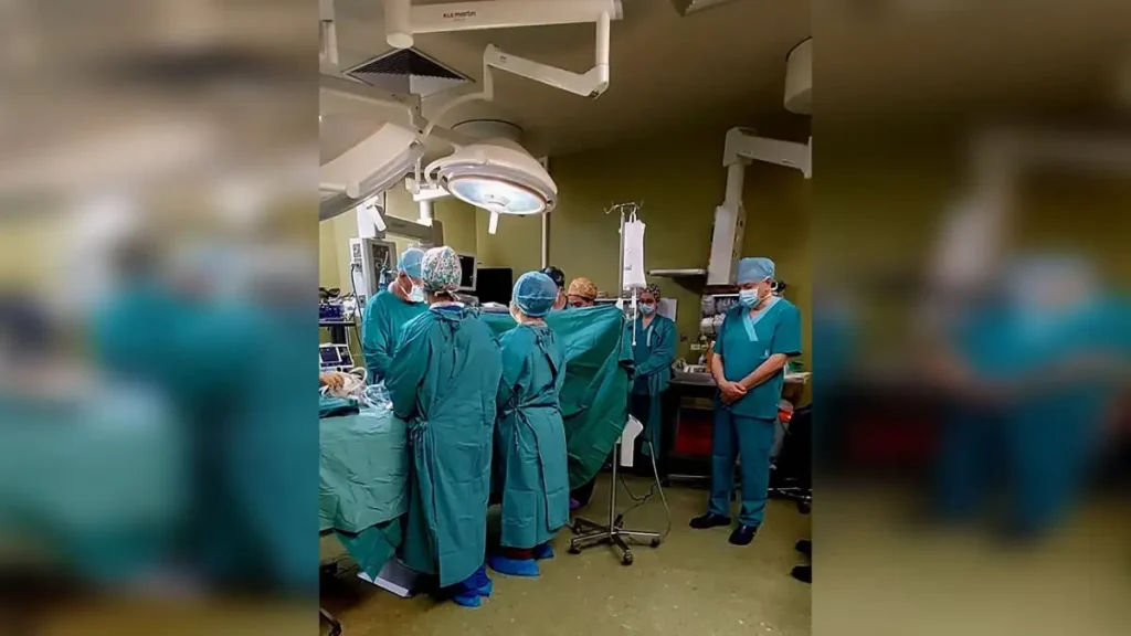Ηράκλειο: Ενός λεπτού σιγή και υπόκλιση λίγο πριν την λήψη των οργάνων του μικρού Άγγελου – Η καρδιά του στη Γερμανία και οι νεφροί του στην Θεσσαλονίκη Ηράκλειο: Ενός λεπτού σιγή και υπόκλιση λίγο πριν την λήψη των οργάνων του μικρού Άγγελου – Η καρδιά του στη Γερμανία και οι νεφροί του στην Θεσσαλονίκη