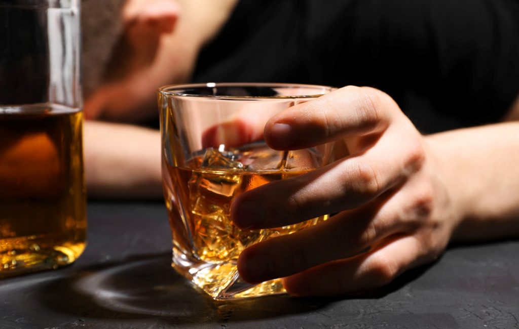 Αυτά τα πασίγνωστα φάρμακα μπορούν να βοηθήσουν στο κόψιμο του αλκοόλ