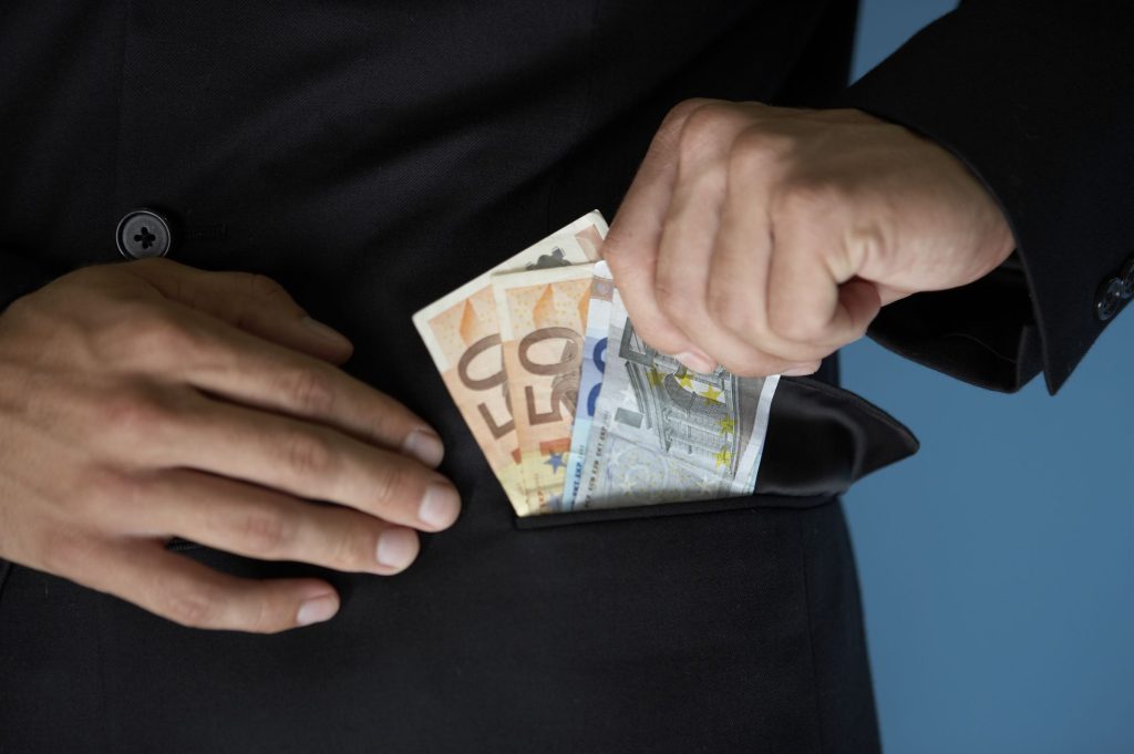 Λαμία: Τραπεζικός υπάλληλος εξαπάτησε πελάτες και υπεξαίρεσε χιλιάδες ευρώ