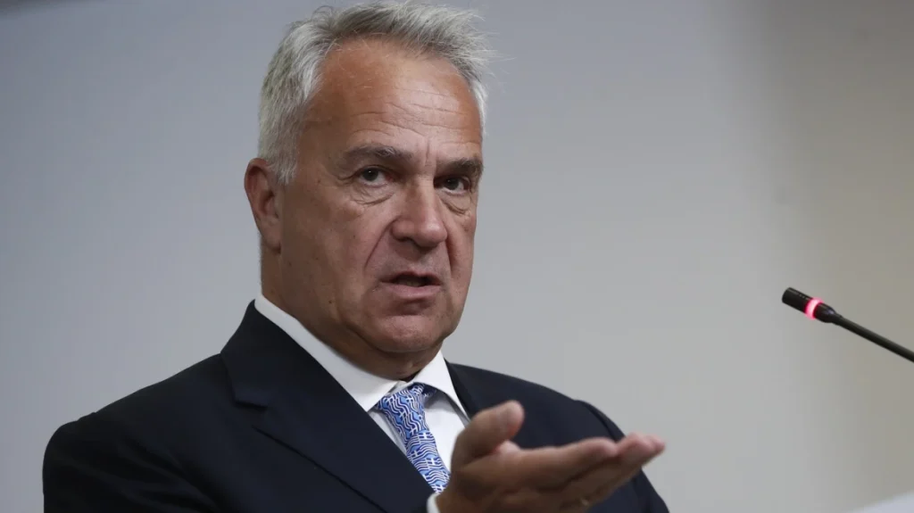Βορίδης: Άσχετος και απαράδεκτος ο ευρωβουλευτής Νίκος Παππάς, θεωρεί «ρατσισμό» να φυλάς τα σύνορά σου Βορίδης: Άσχετος και απαράδεκτος ο ευρωβουλευτής Νίκος Παππάς, θεωρεί «ρατσισμό» να φυλάς τα σύνορά σου