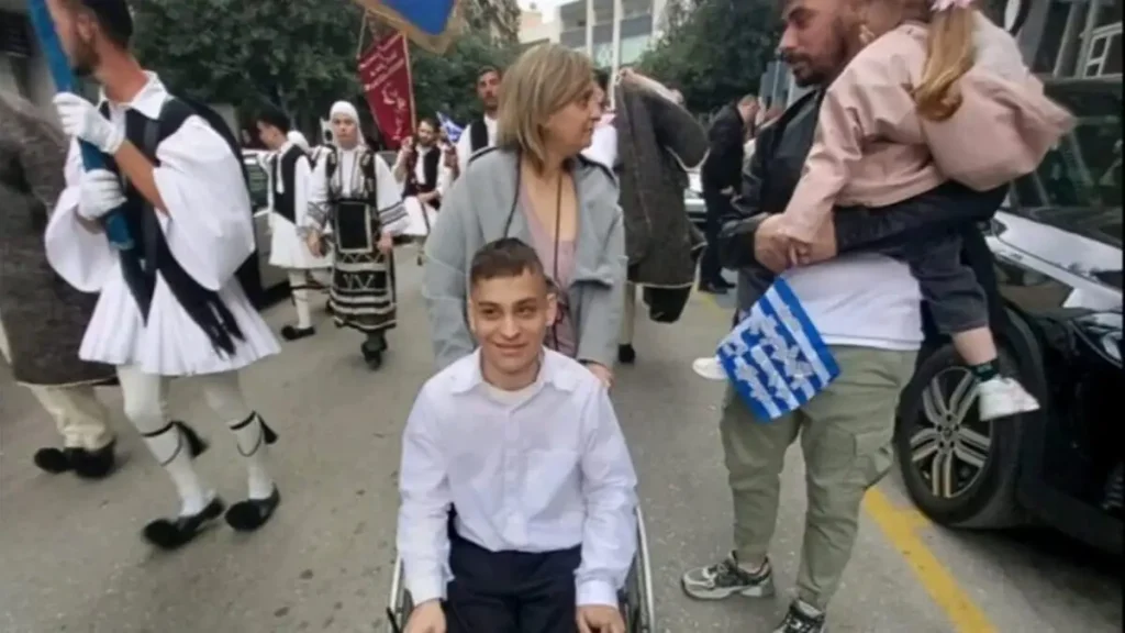 Οργισμένη για τον «μισαναπηρισμό» της Έλενας Ακρίτα η μητέρα του μαθητή που παρέλασε στη Λαμία: «Νιώθει ντροπή» Οργισμένη για τον «μισαναπηρισμό» της Έλενας Ακρίτα η μητέρα του μαθητή που παρέλασε στη Λαμία: «Νιώθει ντροπή»
