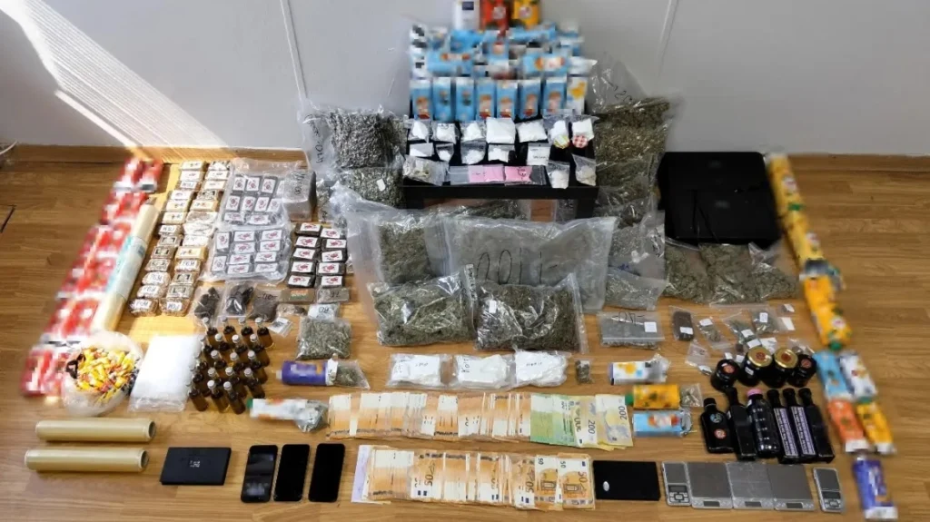 Γόνοι επιχειρηματιών και γιος μεγαλογιατρού είχαν «ναρκο-σούπερ μάρκετ» στη Γλυφάδα – Διακινούσαν ναρκωτικά σε… κουτάκια χυμού