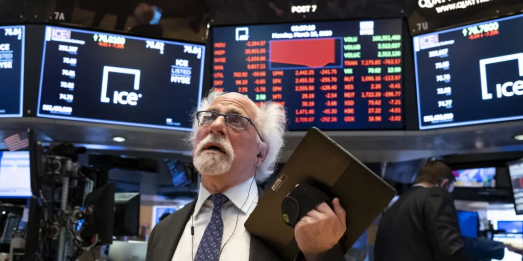 Στα… κάγκελα η Wall Street εξαιτίας του «εμποΣτα… κάγκελα η Wall Street εξαιτίας του «εμπορικού χάους» που προκαλεί ο Τραμπ: «Κουραστήκαμε και αγανακτήσαμε»