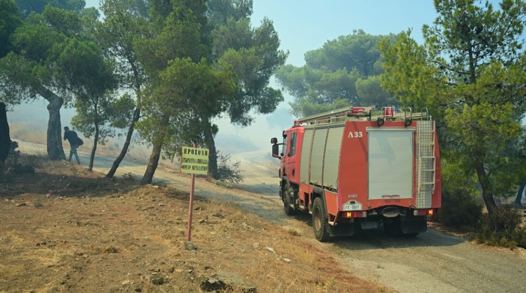 Μεγάλη φωτιά στα Καμένα Βούρλα – Στη μάχη και εναέρια μέσα