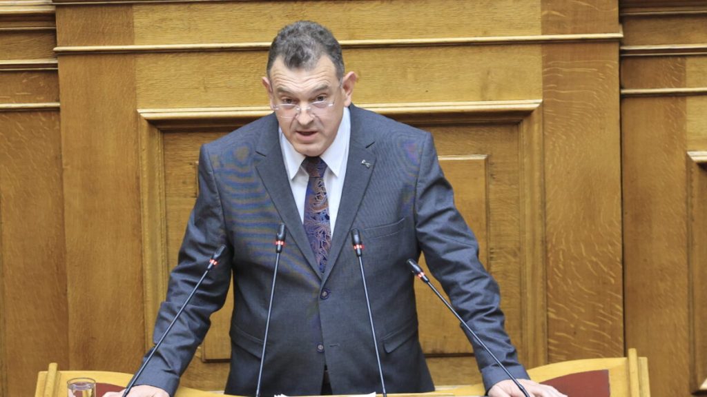 Συνελήφθη ο βουλευτής της Νίκης Νίκος Παπαδόπουλος γιατί τα έκανε γυαλιά – καρφιά στην Εθνική Πινακοθήκη.