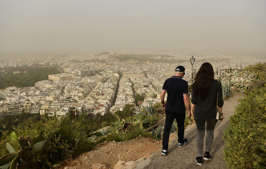 «Καμπάνακι» από τον ΕΟΔΥ για την αφρικανική σκόνη – Τι πρέπει να προσέχετε