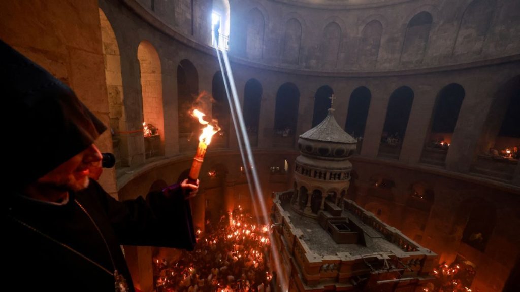 Αφή του Αγίου Φωτός από τον Έλληνα Πατριάρχη – Το μήνυμα της Αναστάσεως σε όλη την Οικουμένη